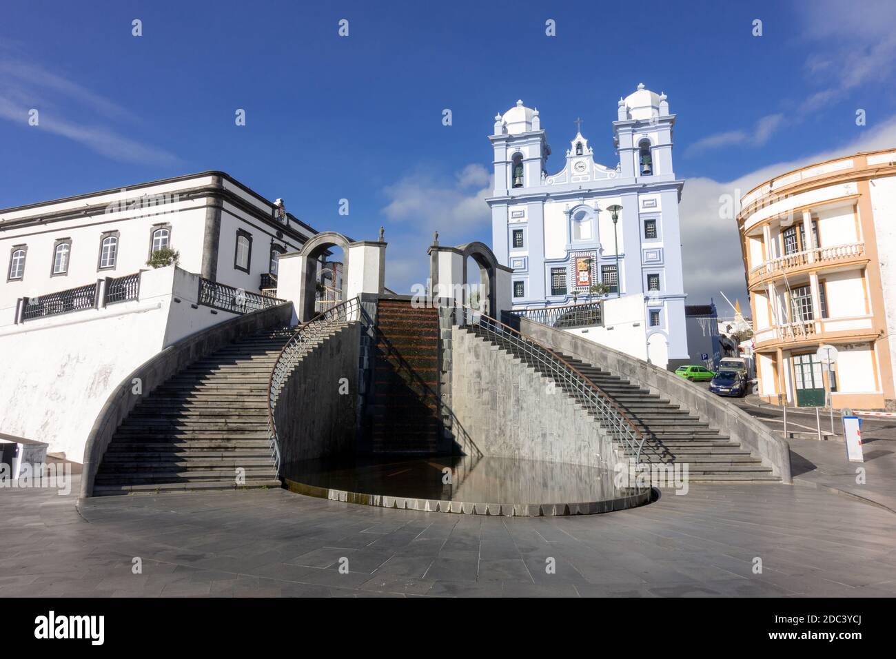Les marches vous permettent de rejoindre l'église de la Miséricorde (Igreja da Misericórdia), dans le port d'Angra do Heroismo, sur l'île de Terceira, dans les Açores, Portugal Banque D'Images