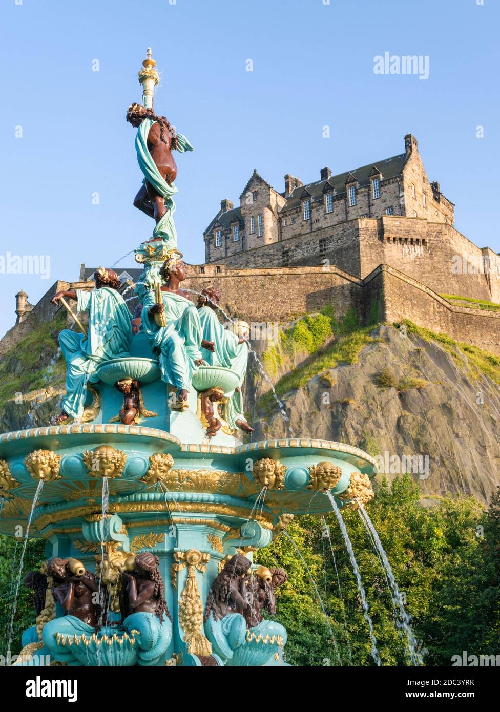 Edinburgh Ross Fountain Edimbourg la fontaine Ross récemment restaurée a été ornée West Princes Street Gardens Edinburgh Castle Edinburgh Midlothian UK GB Banque D'Images