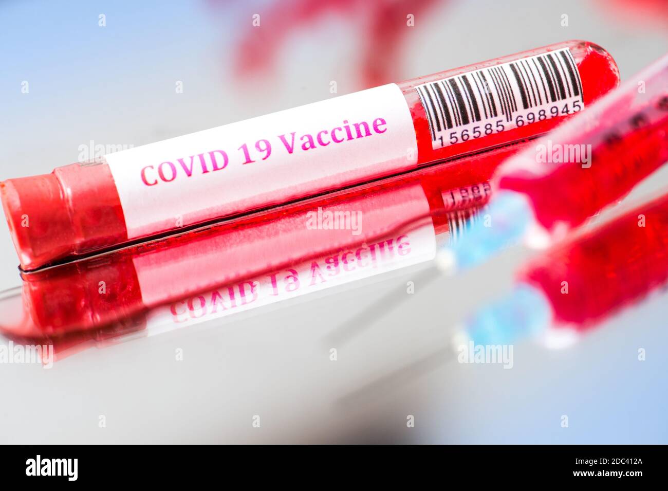 échantillon de sang du vaccin contre le covid 19 tests de coronavirus sur un réfléchi surface Banque D'Images