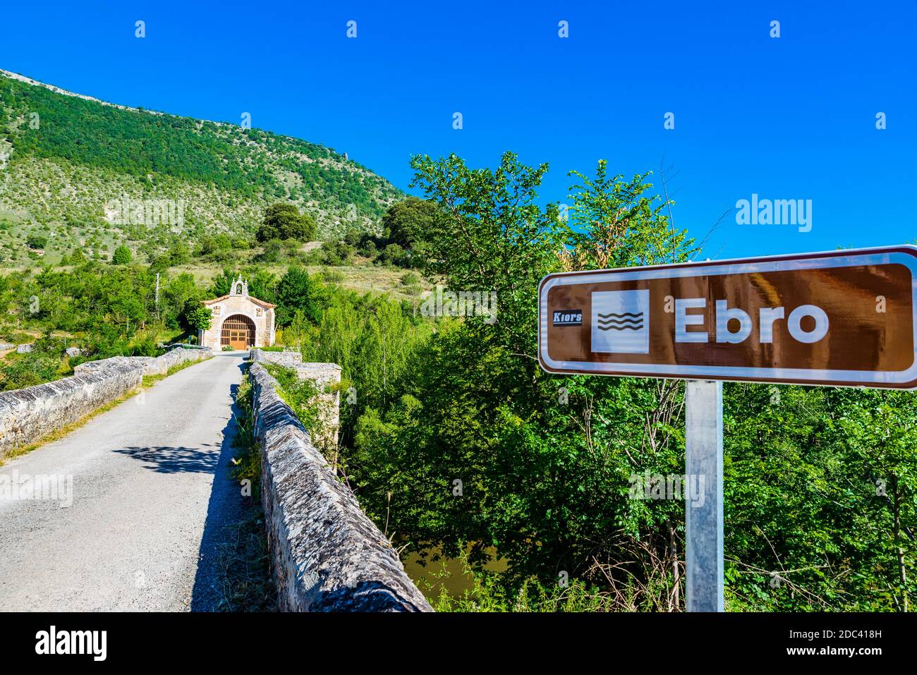 Pont romain et chapelle de San Antonio. Pesquera de Ebro, région de Páramos, commune de Valle de Sedano. Burgos, Castilla y León, Espagne, Europe Banque D'Images