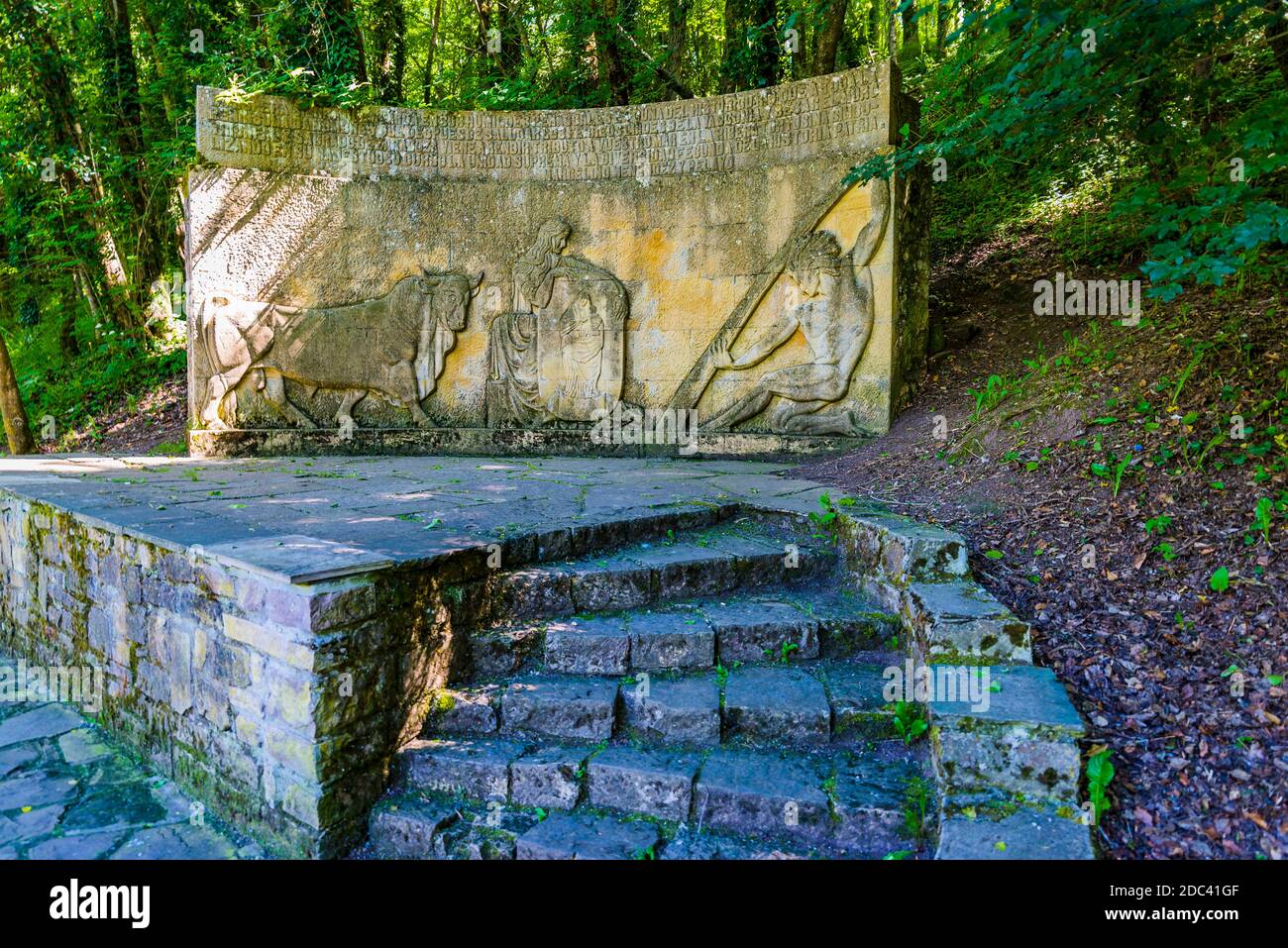 Monument allégorique aux sources de l'Ebre. Fontibre est une localité de la commune Hermandad de Campoo de Suso, en Cantabrie. Espagne, UE Banque D'Images