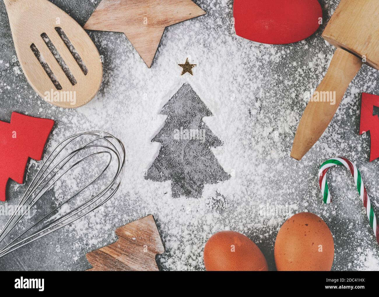 Farine sous forme d'un arbre de noël. Ingrédients de cuisson et de cuisson Équipement pour les biscuits de Noël sur fond gris Banque D'Images