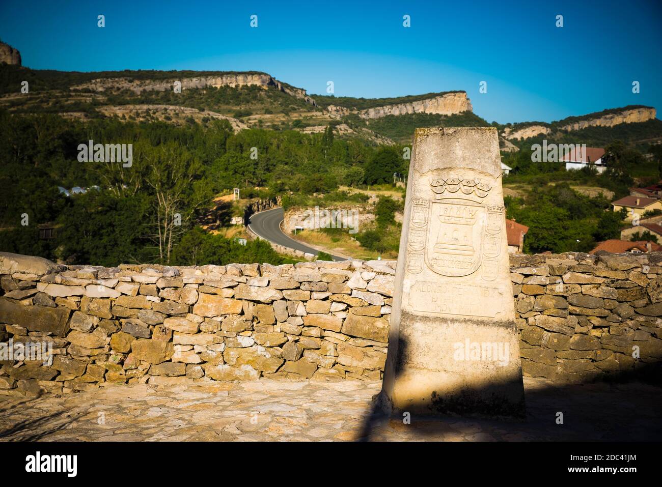 Monolithe de pierre de Junta de Puentedey, à la chute de l'ancien régime, il devient une municipalité. Puentedey est une localité, district de la commune o Banque D'Images