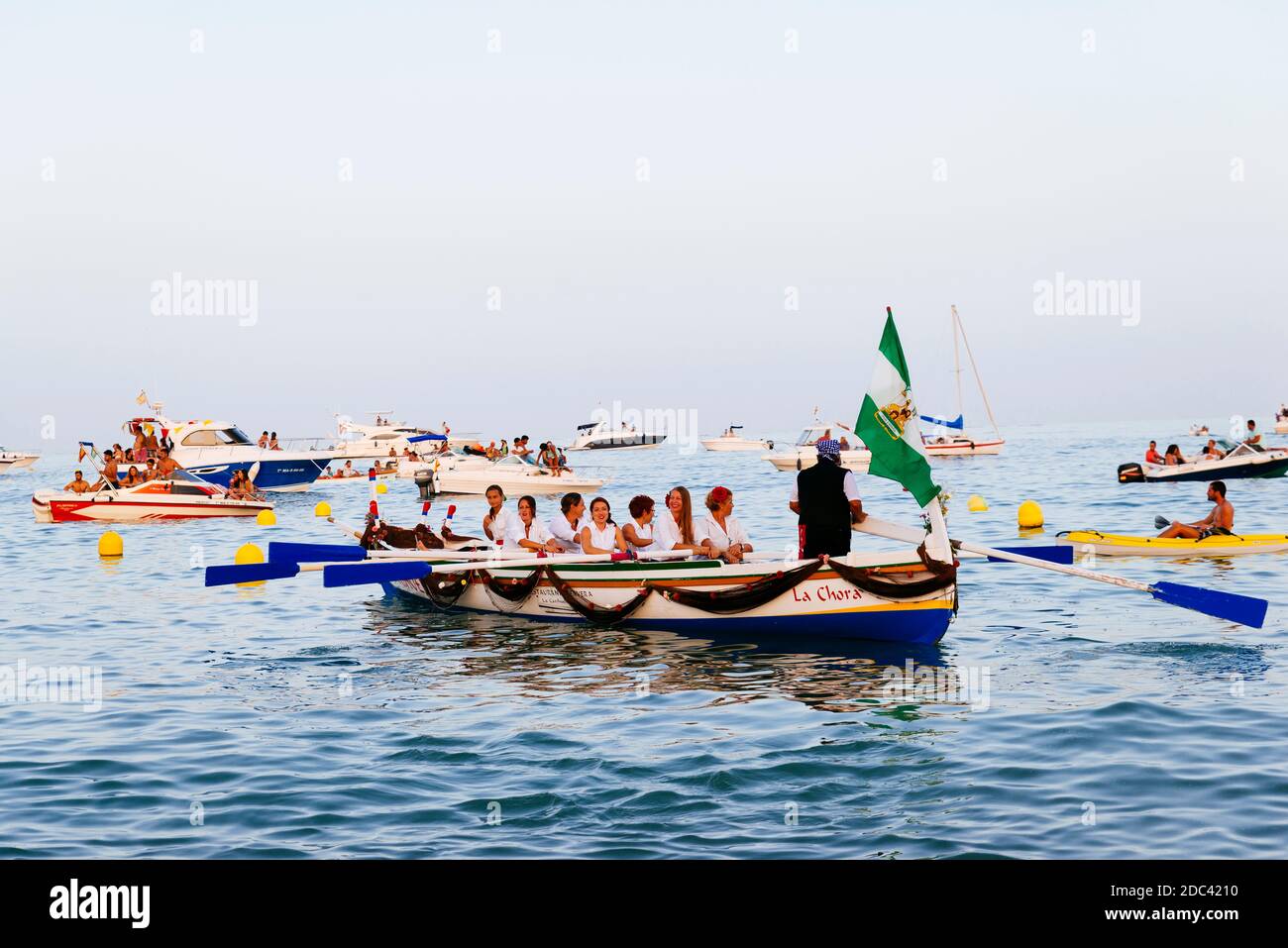 Procession nautique traditionnelle de la Virgen del Carmen, saint des marins, avec des bateaux de pêche sur la plage de la Carihuela. Torremolinos, Málaga, Costa de sol Banque D'Images