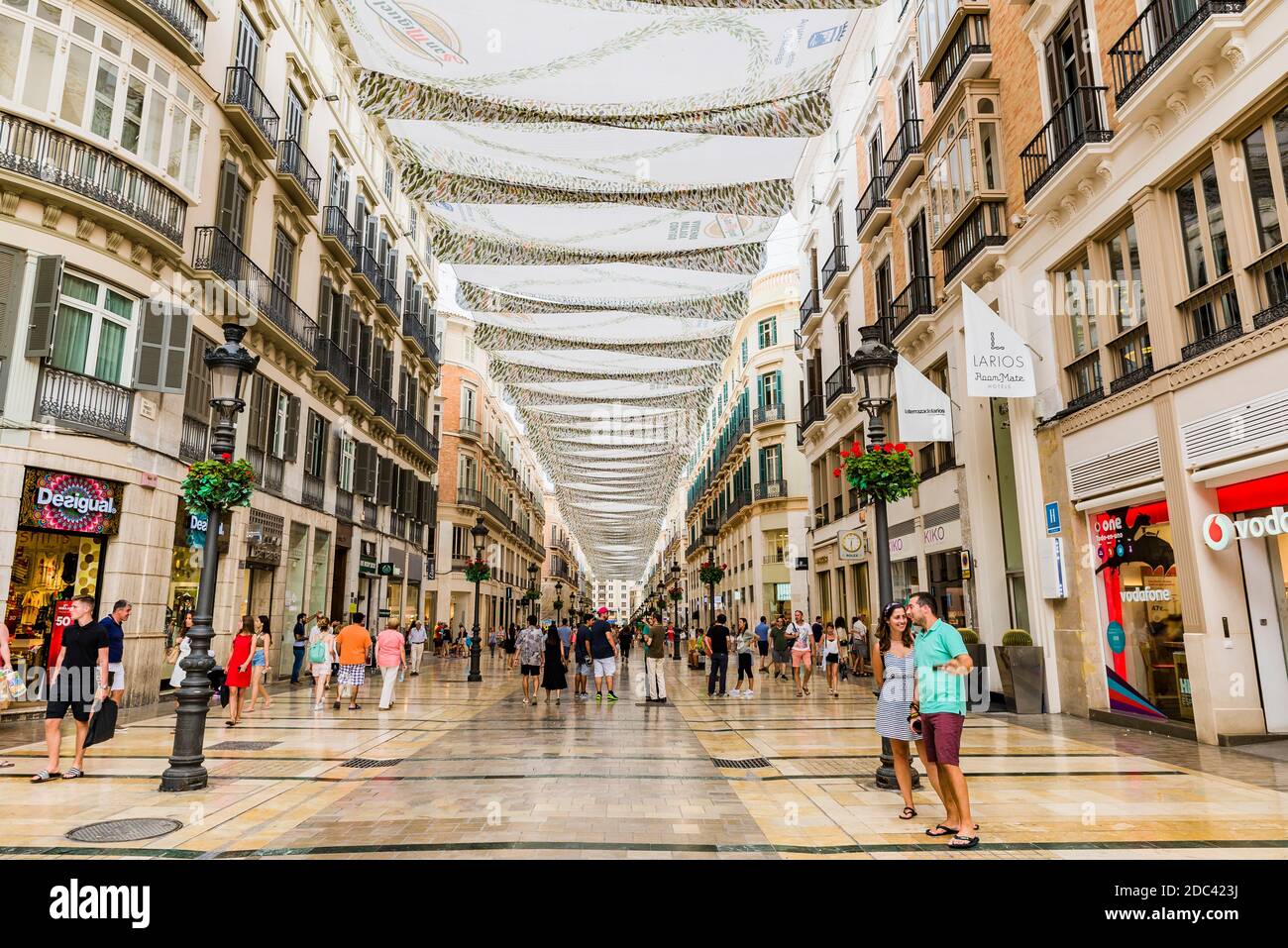 Calle marqués de Larios, rue piétonne principale, couverte de parasols. Málaga, Andalucía, Espagne, Europe Banque D'Images