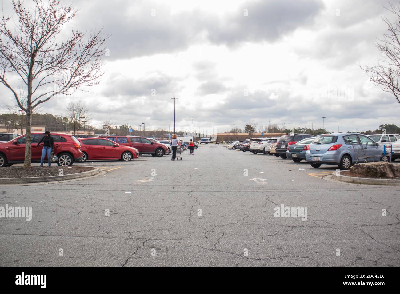 Snellville, GA / USA - 03 13 20: Vue sur les personnes dans le parking  Walmart Photo Stock - Alamy