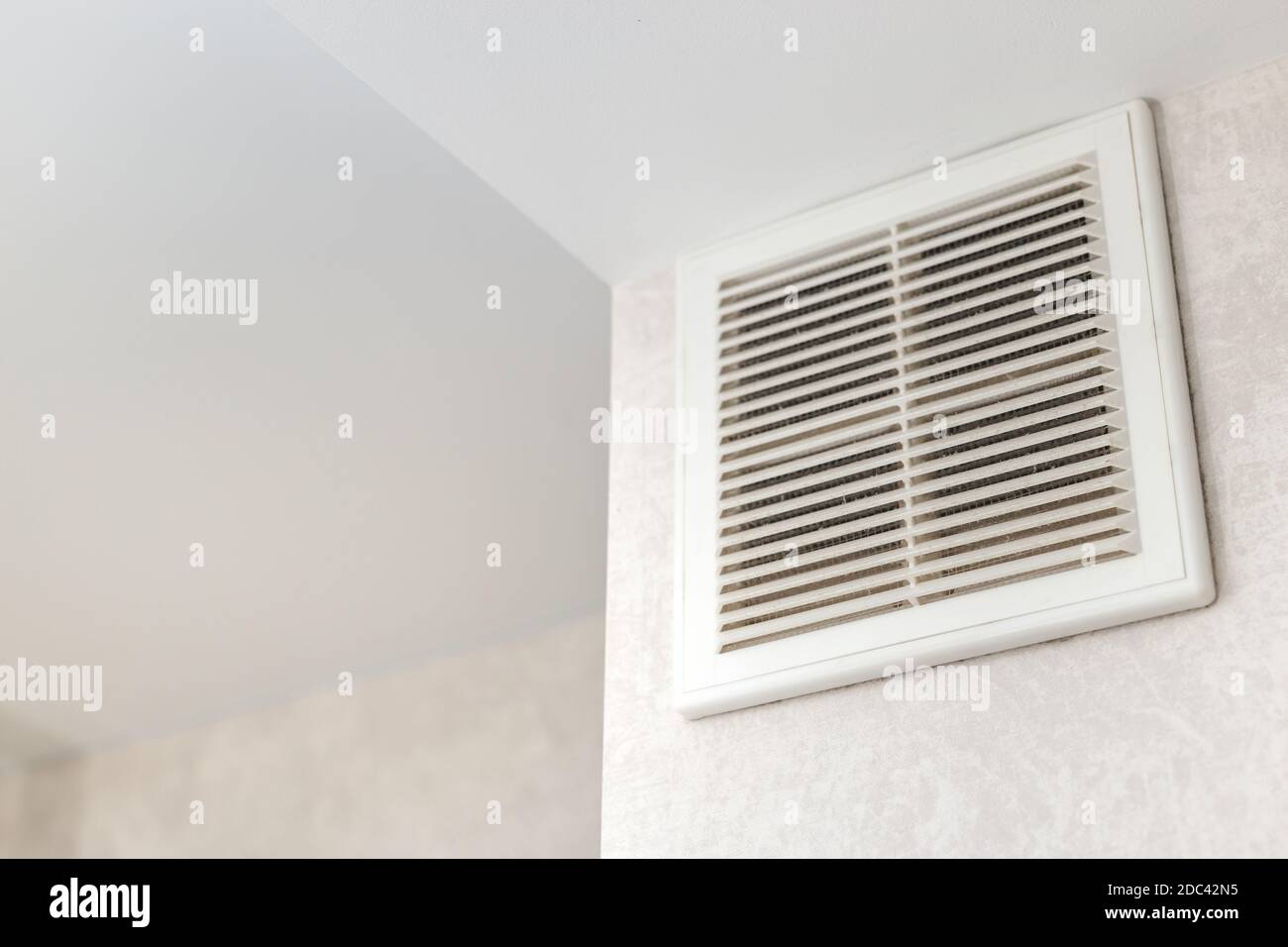 Grille de ventilation sale dans la cuisine sur le mur. Communication dans la cuisine. Banque D'Images