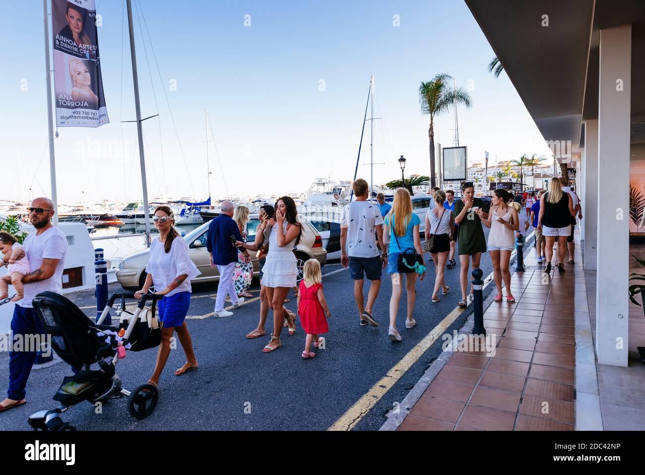 Foules de visiteurs au port de plaisance de Puerto Banus, Marbella, Málaga, Costa de sol, Andalousie, Espagne, Europe Banque D'Images