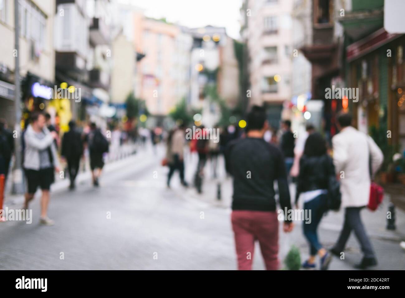 Un arrière-plan flou et brillant, avec des personnes méconnues sur la rue de la ville. Image abstraite de la foule de personnes dans les lieux publics Banque D'Images