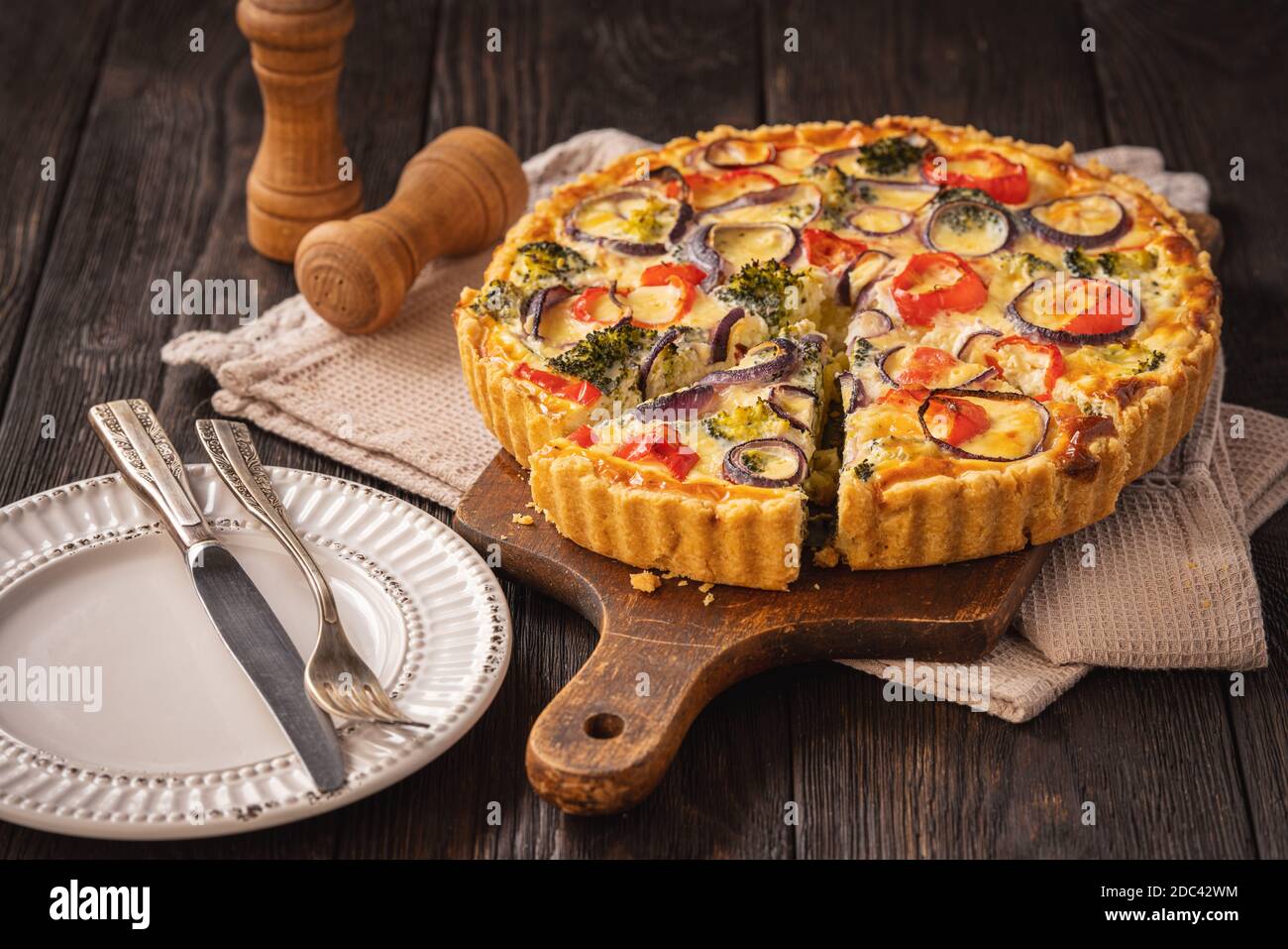 Quiche maison avec légumes et fromage, plats végétariens. Banque D'Images