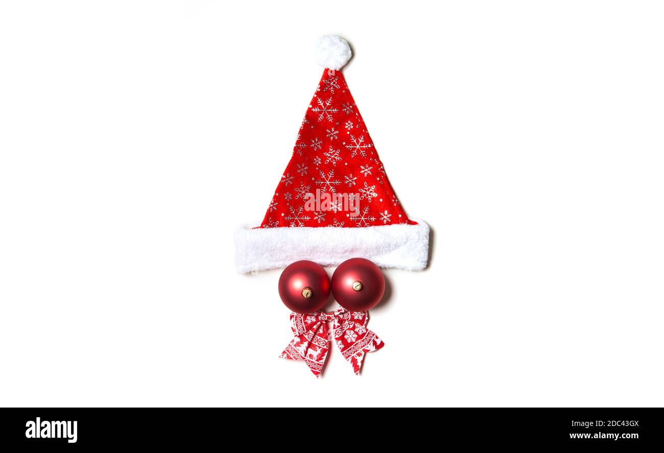 Chapeau de Noël et boules sur fond blanc. Isoler Banque D'Images Chapeau de Noël et boules sur fond blanc. Isoler Banque D'Images