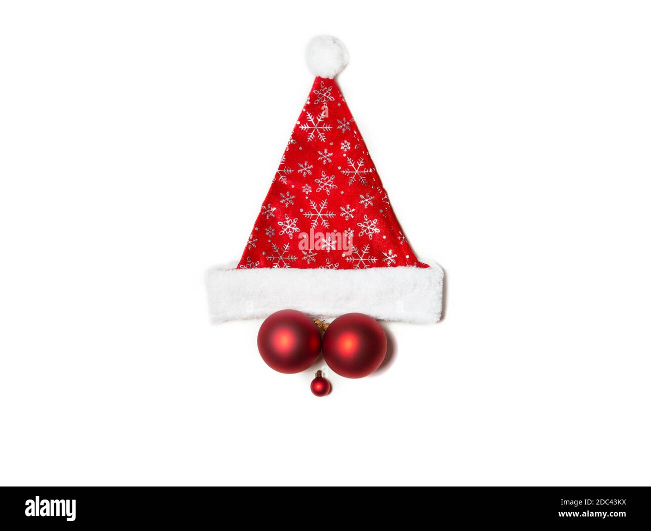 Chapeau de Noël et boules sur fond blanc. Isoler Banque D'Images Chapeau de Noël et boules sur fond blanc. Isoler Banque D'Images