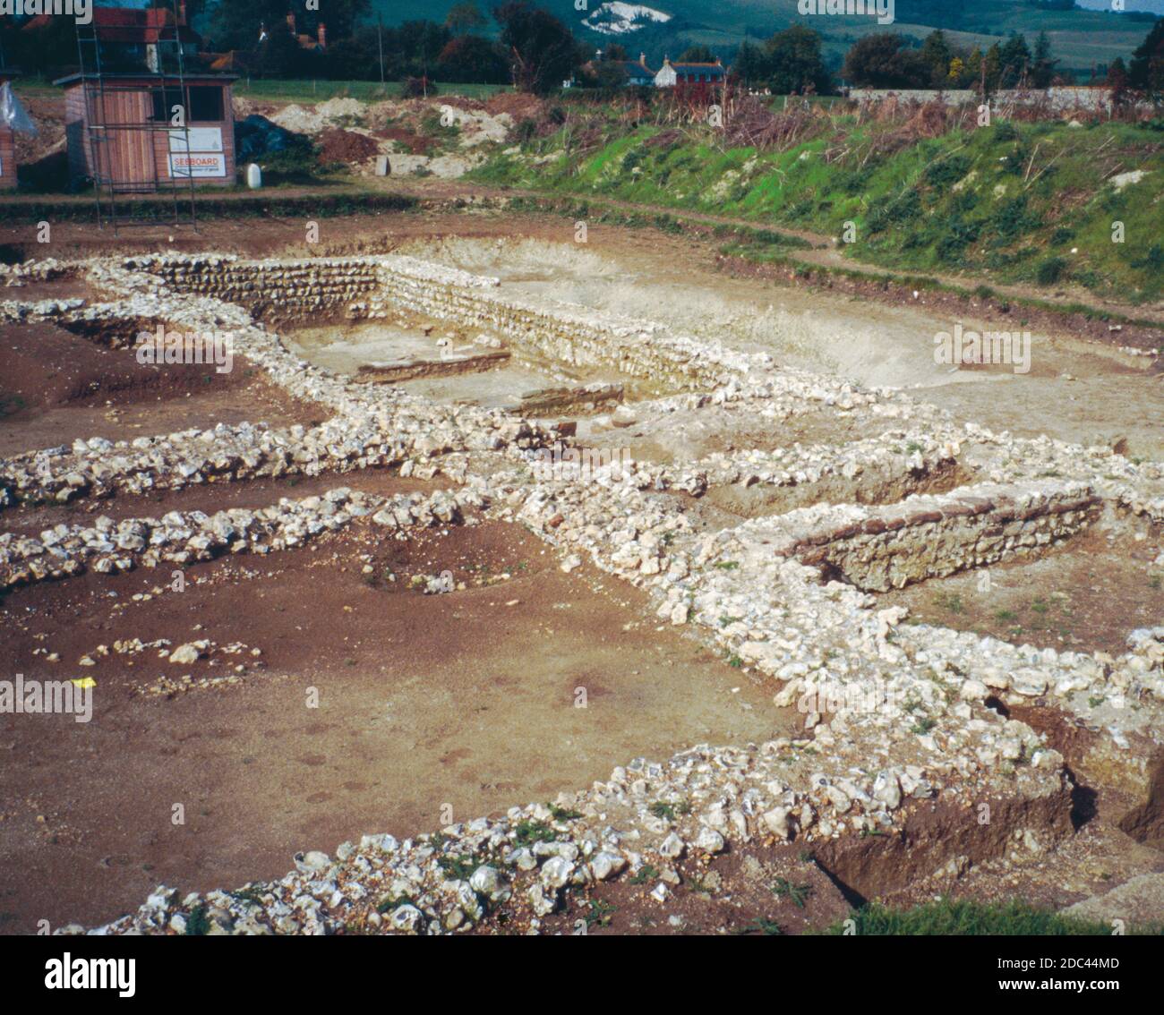 Villa Beddingham - ruines romaines - fouilles archéologiques, août 1990. La villa romaine de Beddingham a été excavée par David Rudling 1986–1992. La construction a commencé à la fin du premier siècle après J.-C., et la villa a été occupée jusqu'au milieu du quatrième siècle. Il y avait un rond-point en bois construit à l'origine (environ 50 après J.-C.) avant que la construction romaine commence vers la fin du siècle. Numérisé à partir de diapositives. Banque D'Images