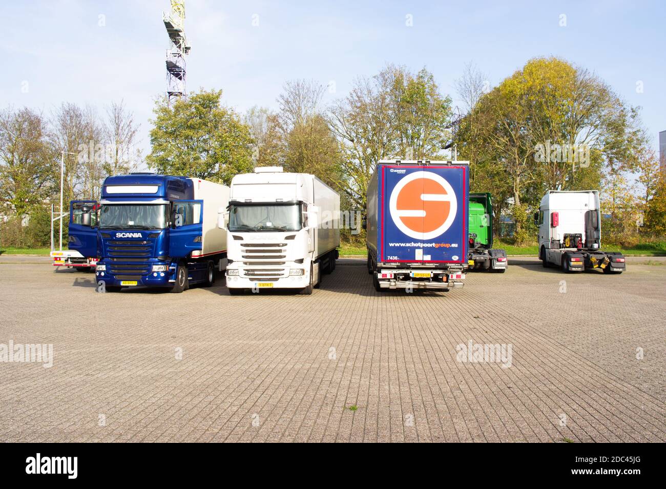 Arnhem, pays-Bas - 7 novembre 2020 : quelques camions Scania avec des remorques dans une rangée dans un parking Banque D'Images