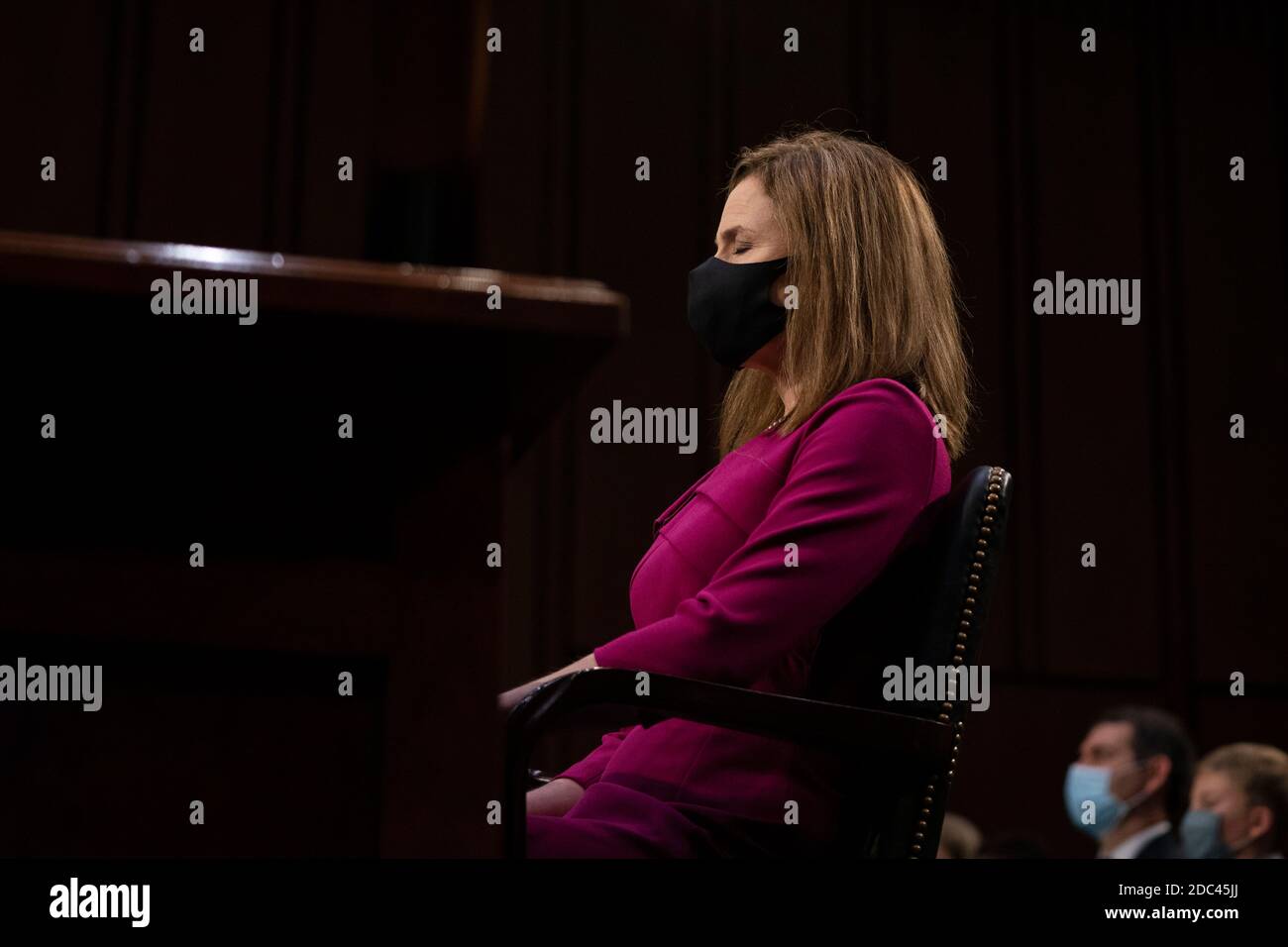 Washington, District de Columbia, États-Unis. 12 octobre 2020. La juge Amy Coney Barrett, candidate à la Cour suprême, écoute lors de son audience de confirmation de la Commission judiciaire du Sénat à Capitol Hill le 12 octobre 2020 à Washington, DC crédit: Alex Edelman/ZUMA Wire/Alay Live News Banque D'Images