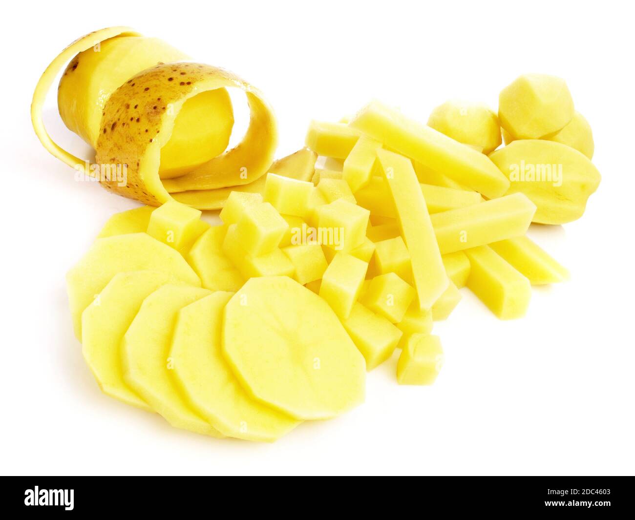 Pommes de terre pelées en diverses coupes isolées sur fond blanc - Coupe de pommes de terre Banque D'Images