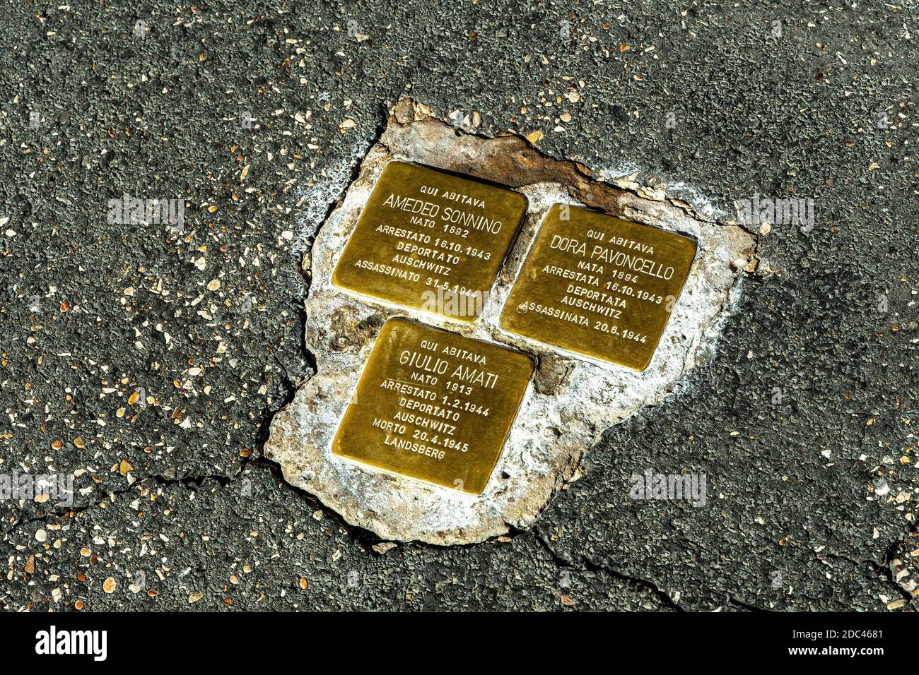 Petits blocs carrés recouverts de laiton brillant placés devant les maisons des déportés juifs à la mémoire des Shoa.Rome, Latium, Italie, europe Banque D'Images