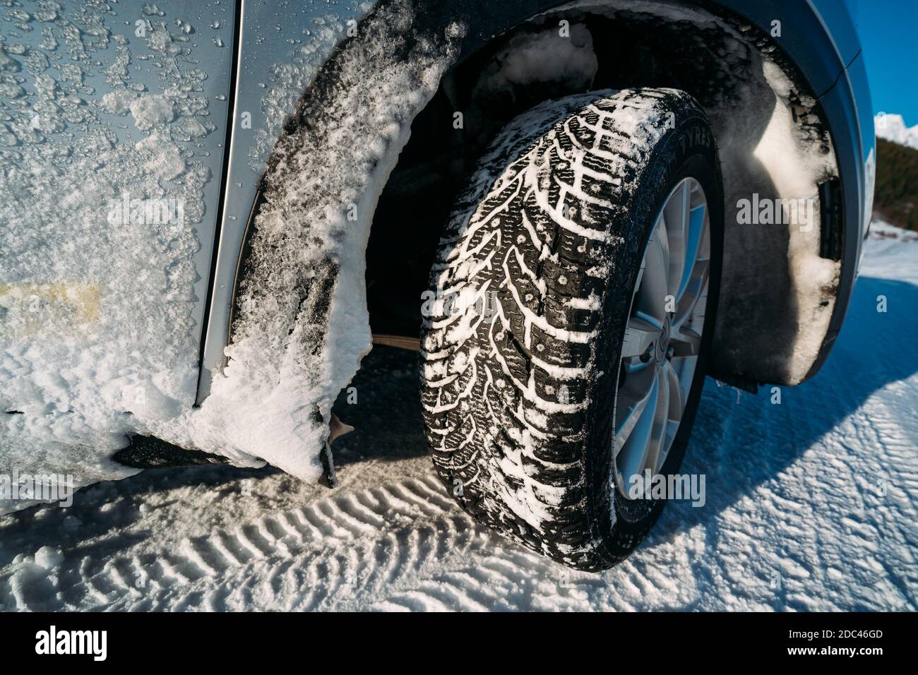 Pneu d'hiver. Voiture sur route enneigée. Pneus sur route enneigée Photo  Stock - Alamy