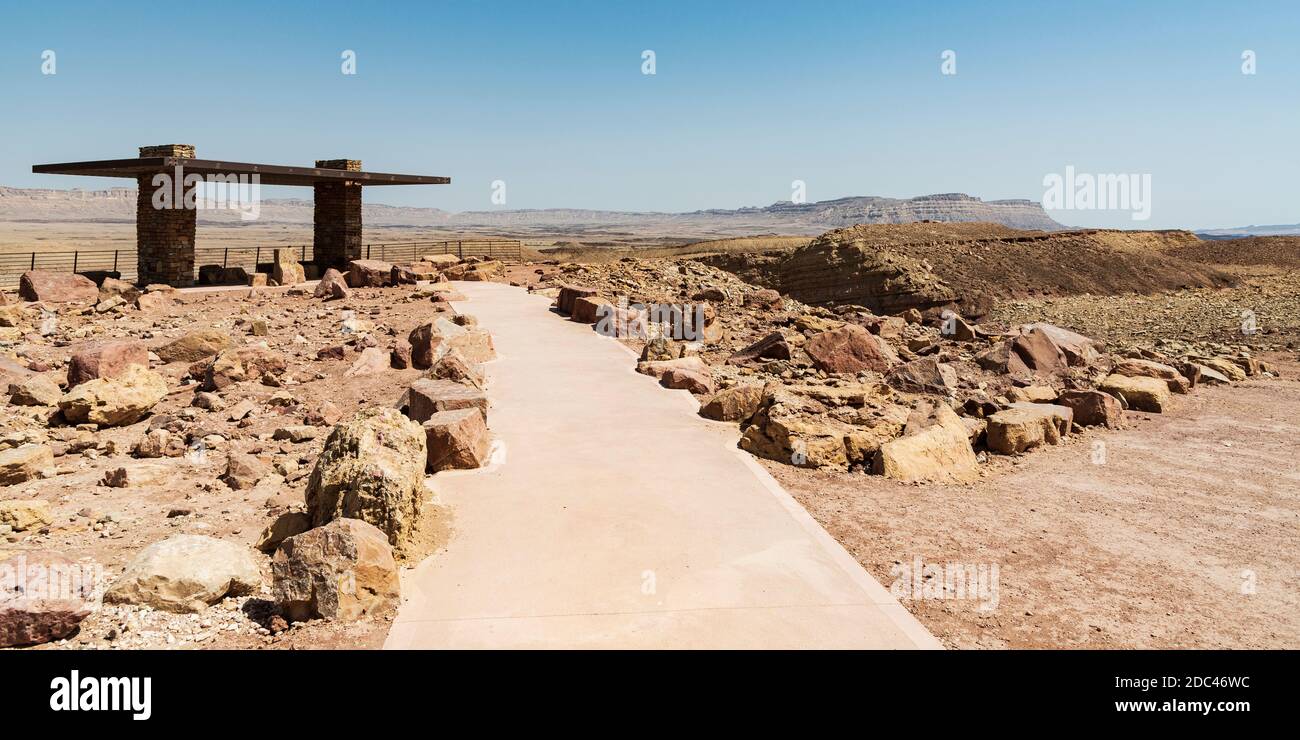 nouveau point de vue accessible et aire de pique-nique près de l'ancien étang de carrières dans le cratère de makhtesh ramon avec mt ardon et le plateau nord en arrière-plan Banque D'Images nouveau point de vue accessible et aire de pique-nique près de l'ancien étang de carrières dans le cratère de makhtesh ramon avec mt ardon et le plateau nord en arrière-plan Banque D'Images