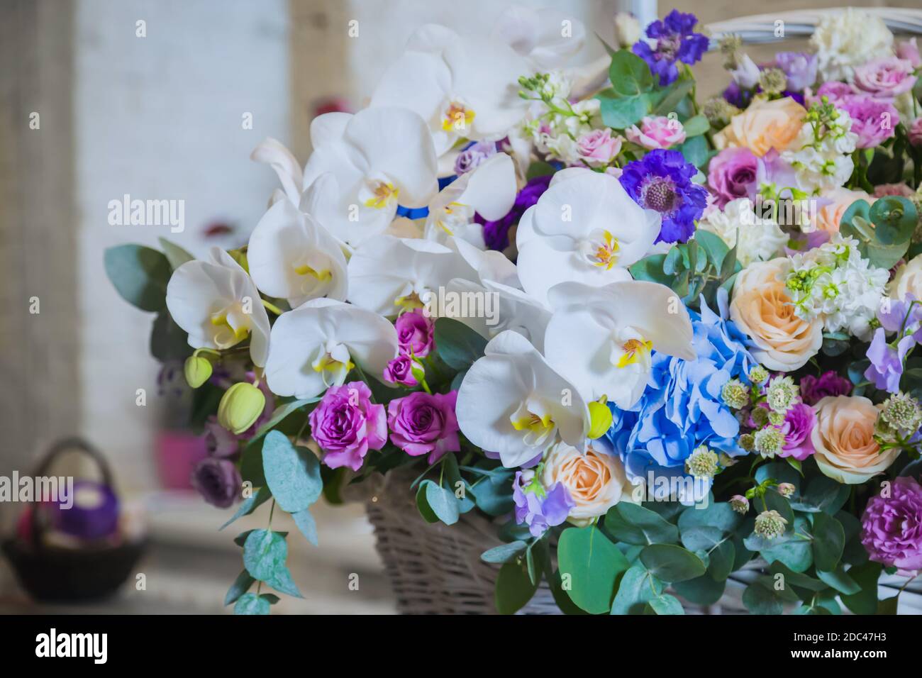 Grand panier fleuri avec fleurs au fleuriste Banque D'Images