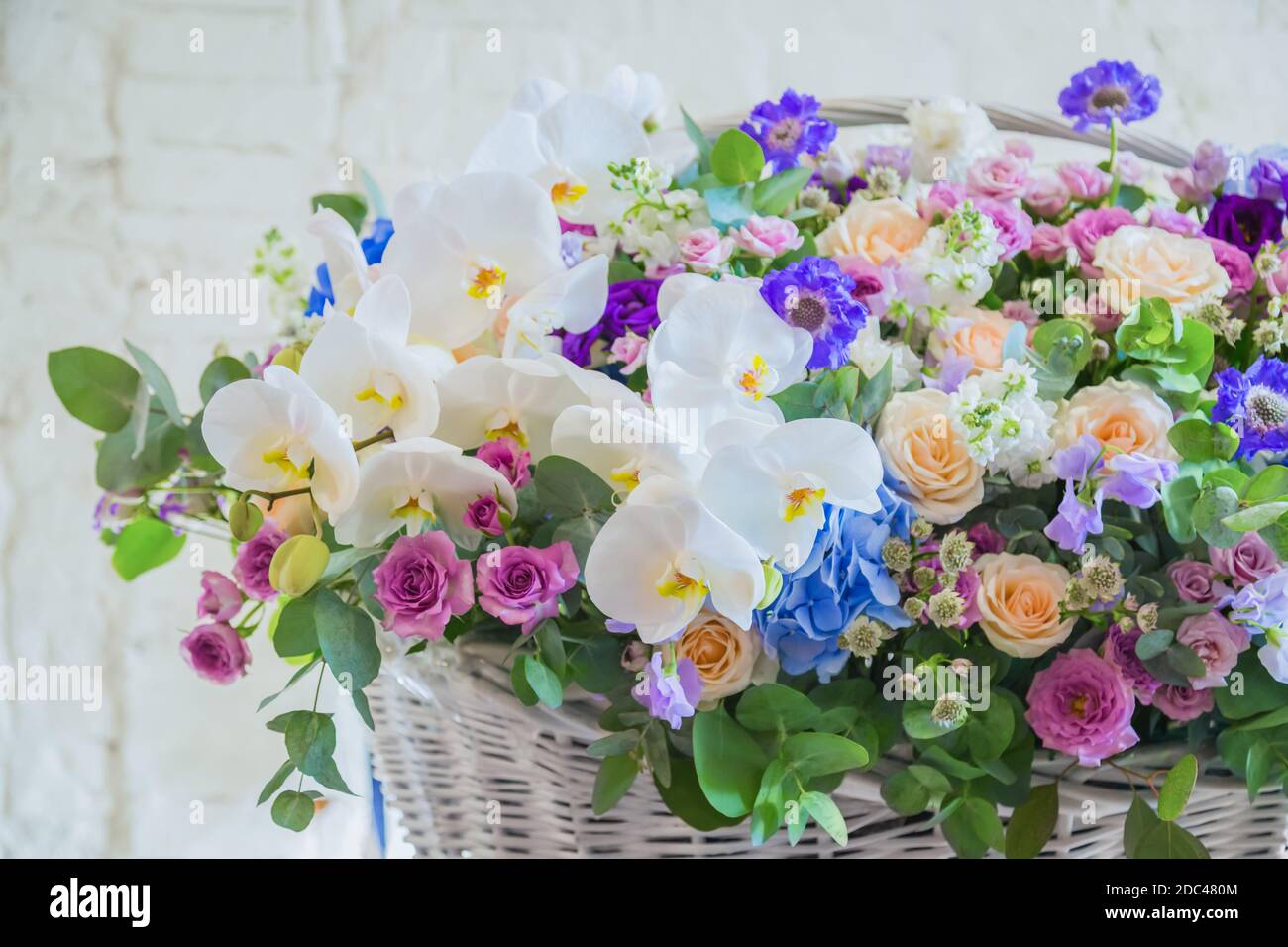 Grand panier fleuri avec fleurs au fleuriste Banque D'Images