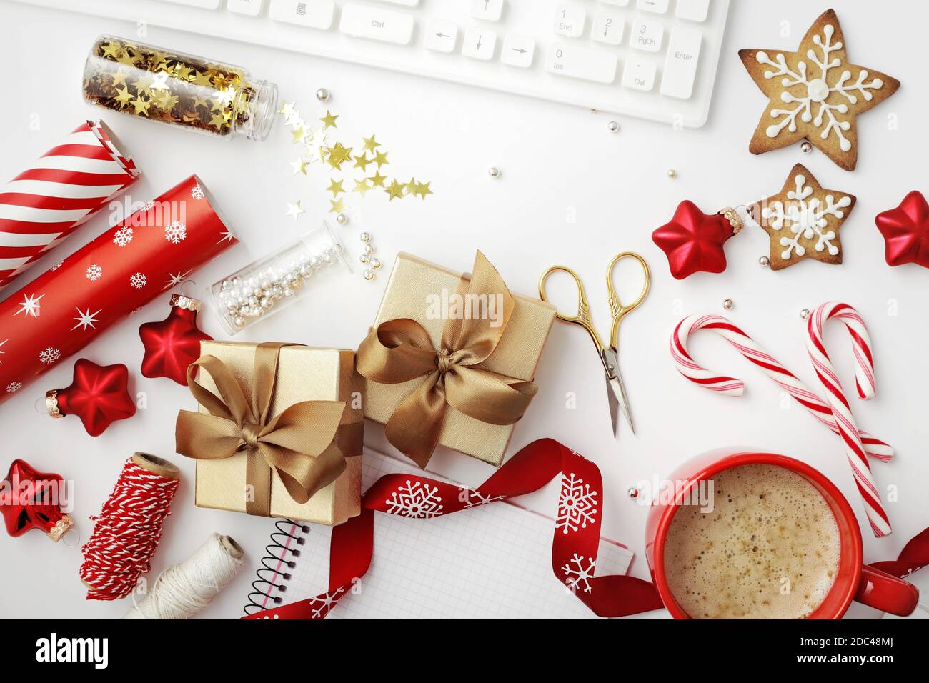 espace de travail de noël avec clavier pour ordinateur portable, carnet de croquis, emballage de cadeaux de noël. pose à plat Banque D'Images