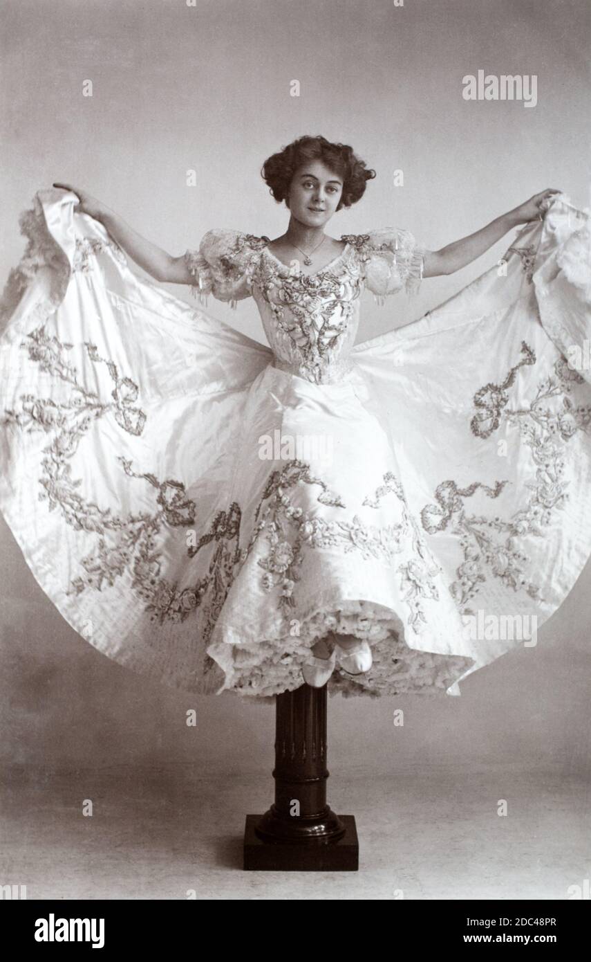 La célèbre actrice anglaise édouardienne Adrienne Augarde (1882 – 1913) assise sur une colonne, tirée d'une carte postale photographique de l'époque. Banque D'Images