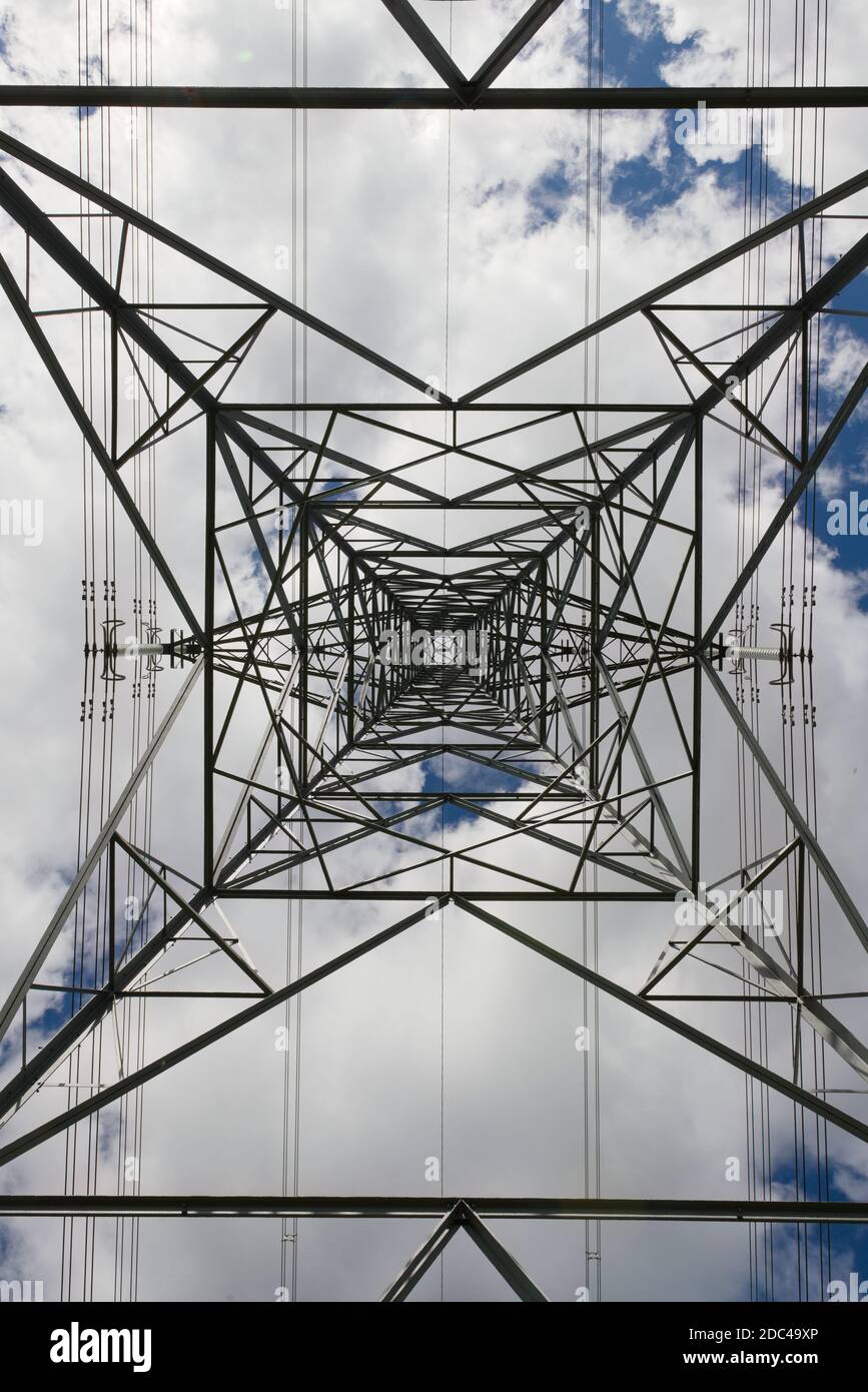 Image de texture d'arrière-plan abstraite des lignes de transmission de puissance qui s'exécutent derrière le cadre métallique d'une tour de transmission électrique. Banque D'Images