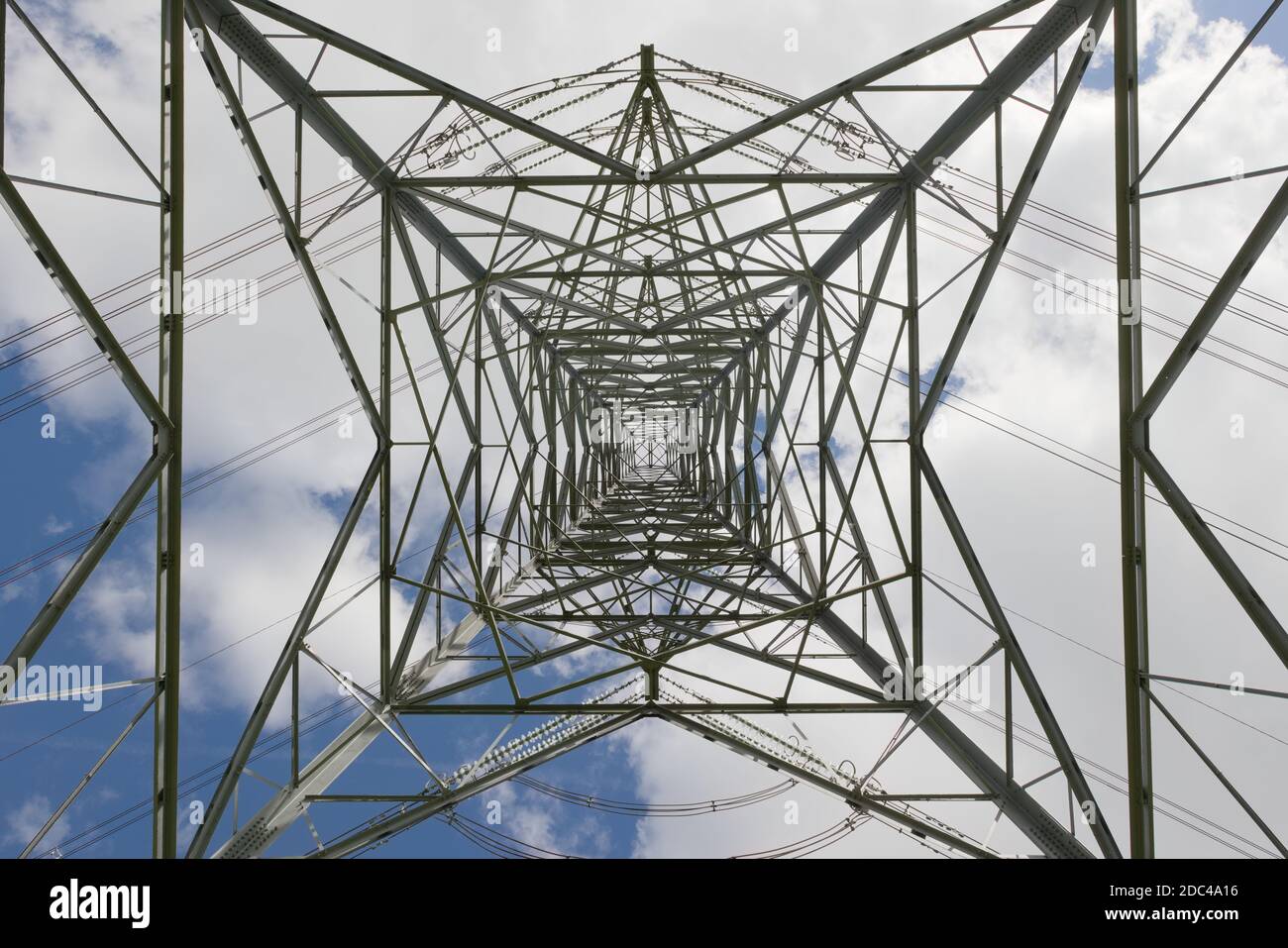 Lignes de transmission électrique industrielle et tour de pylône. Les répétitions, les convergences et les répétitions complexes sont créées par la structure en treillis métallique. Banque D'Images