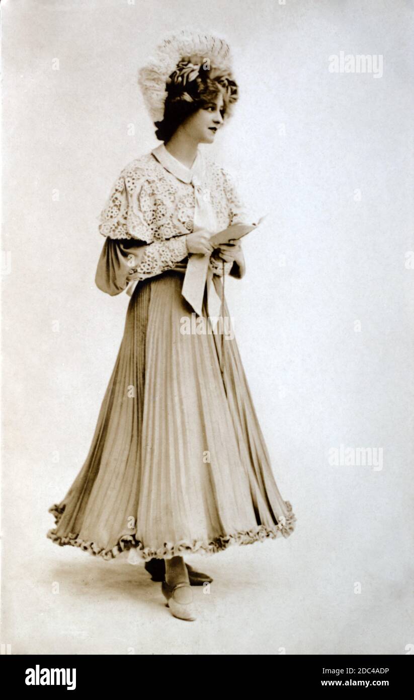 La célèbre actrice, danseuse et chanteuse anglaise édouardienne Gabrielle Ray (1883 – 1973), tirée d'une carte postale photographique de l'époque. Banque D'Images