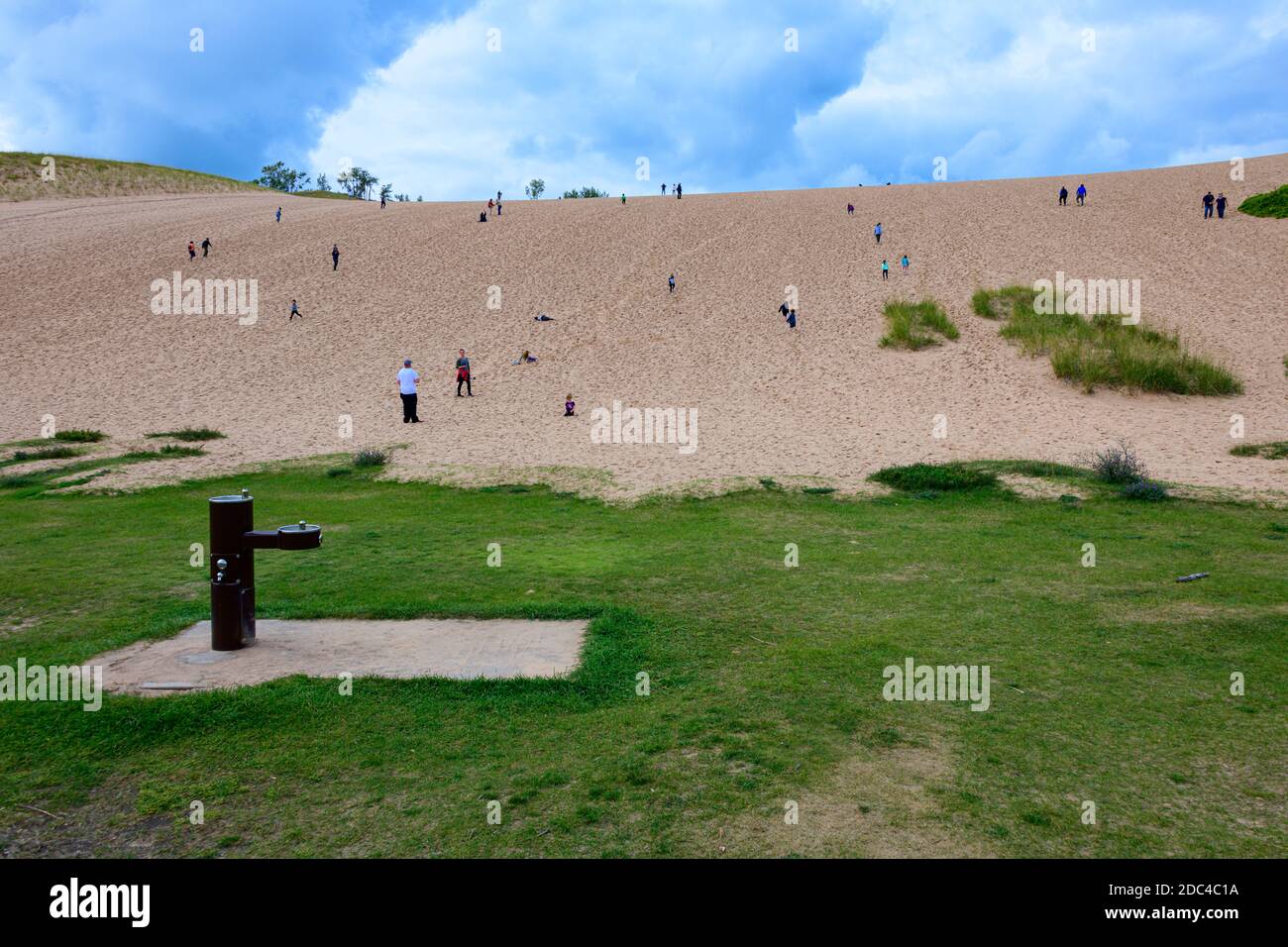 Les touristes grimpent dans le sable à Sleeping Bears Dunes, au Michigan Banque D'Images