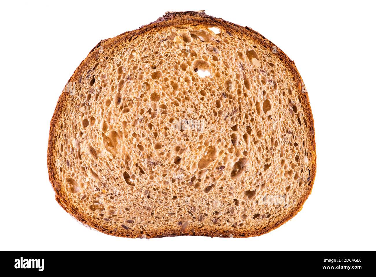 Pain de petit déjeuner de seigle brun à une tranche avec graines de tournesol isolées sur fond blanc, base pour un petit déjeuner sain Banque D'Images