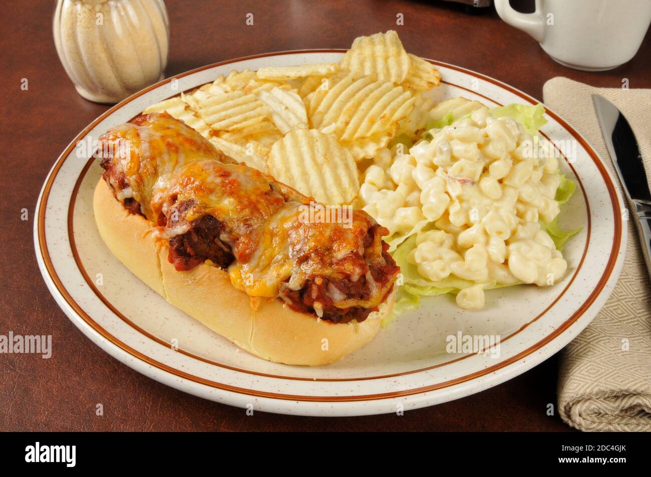 Un sandwich italien au meatball avec du fromage et de la salade macaroni Banque D'Images