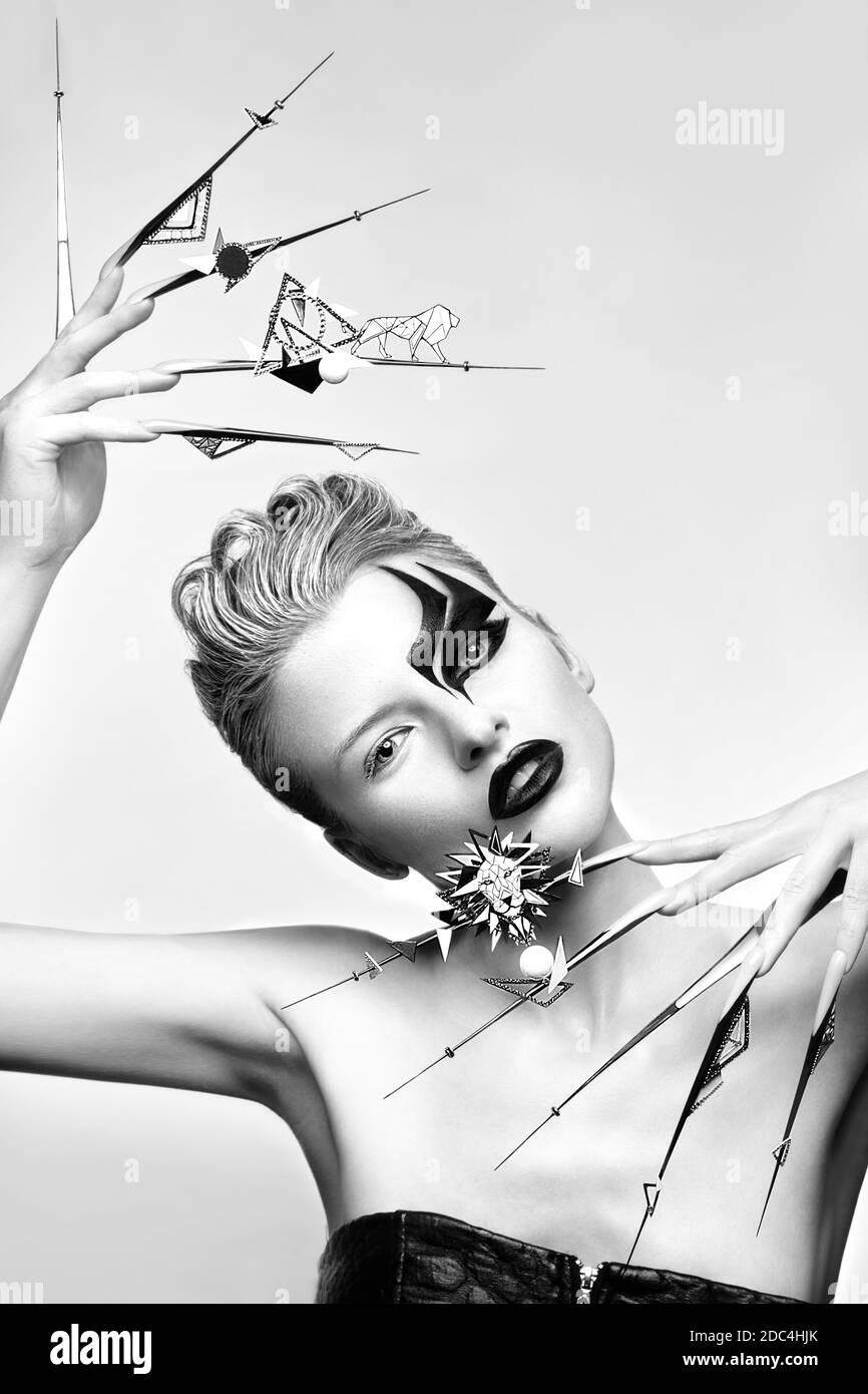 Portrait d'une belle femme avec maquillage artistique, ongles longs créatifs. Manucure de conception. Visage de beauté. Banque D'Images