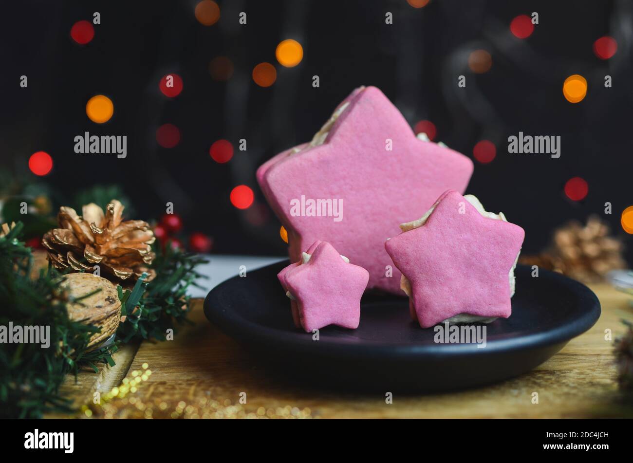 Composition de Noël. Biscuits festifs en forme d'étoile sur fond de bois. Banque D'Images