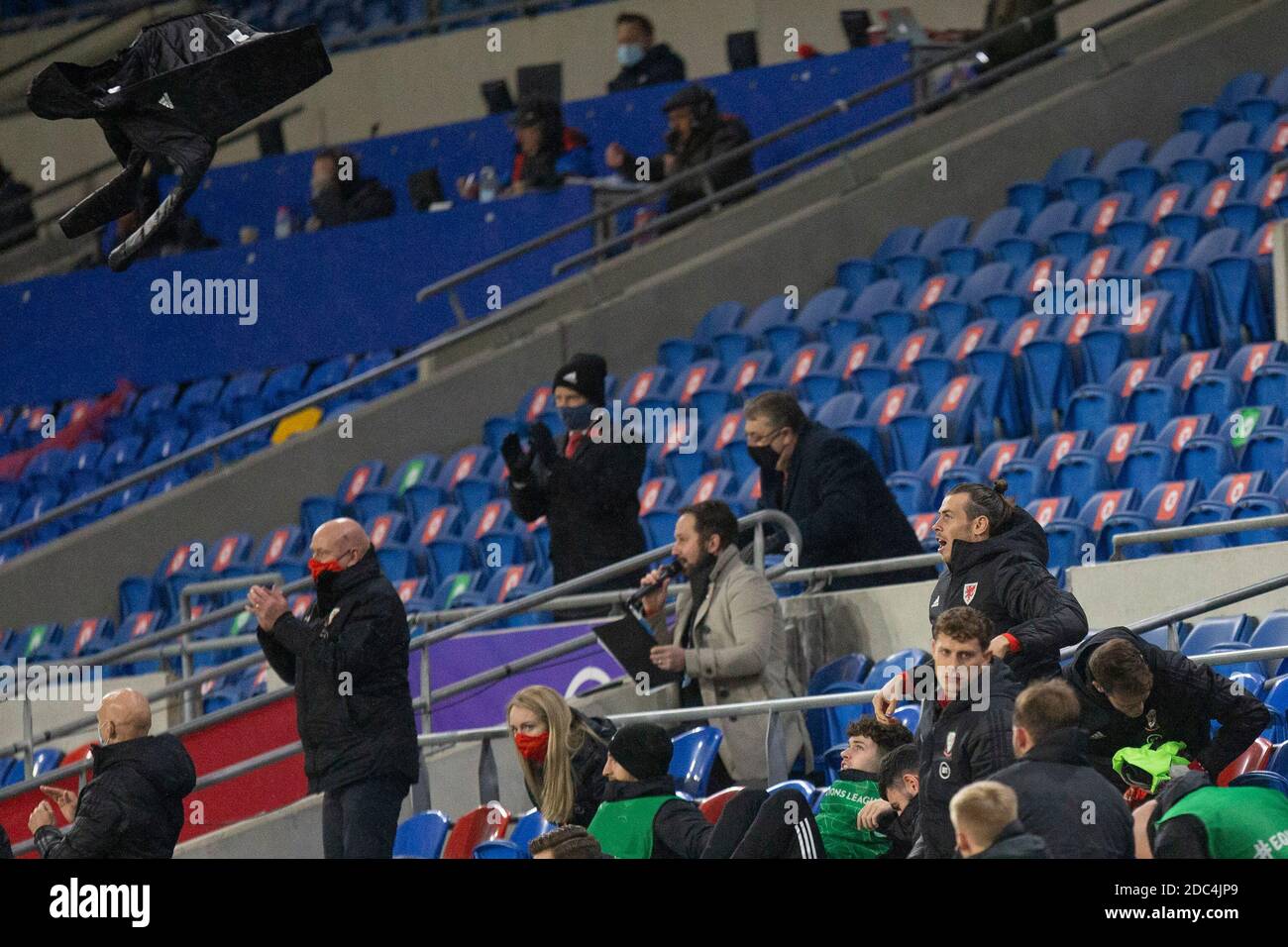 Cardiff, pays de Galles, Royaume-Uni. 18 novembre 2020. Gareth Bale lance un manteau dans les airs lors du coup de sifflet à plein temps du match de l'UEFA Nations League entre le pays de Galles et la Finlande au Cardiff City Stadium. Crédit : Mark Hawkins/Alay Live News Banque D'Images