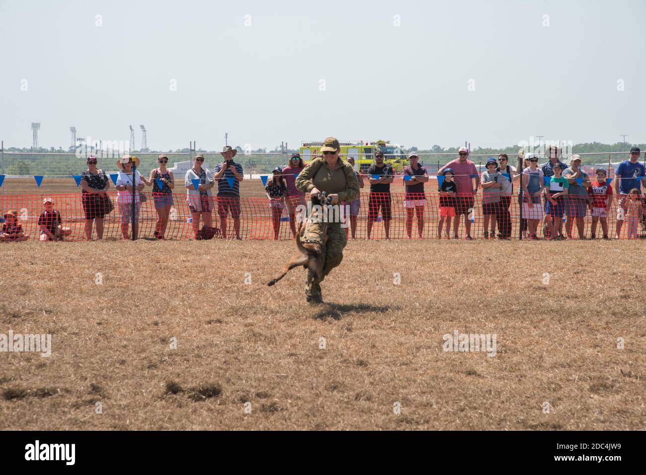 Darwin,NT,Australie-août 4,2018 : femme de service militaire travaillant avec un chien militaire belge malinois lors de la manifestation Pitch Black à Darwin. Banque D'Images