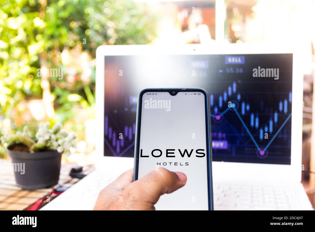 Sur cette photo, le logo Loews Hotels s'affiche sur un smartphone. Banque D'Images