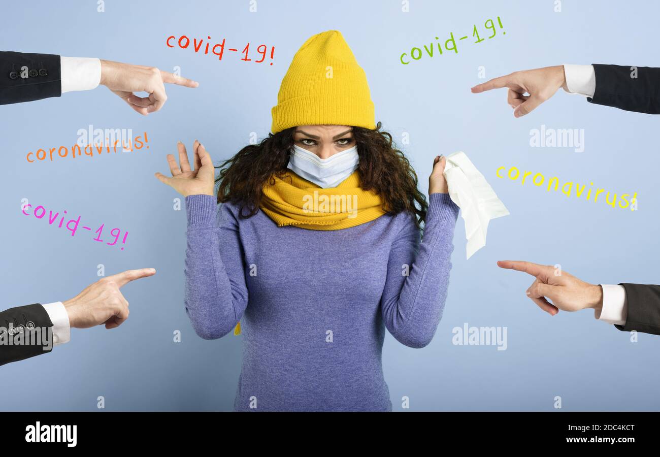 Une fille a attrapé un rhume et les gens pensent que c'est le virus Covid-19. Fond violet Banque D'Images