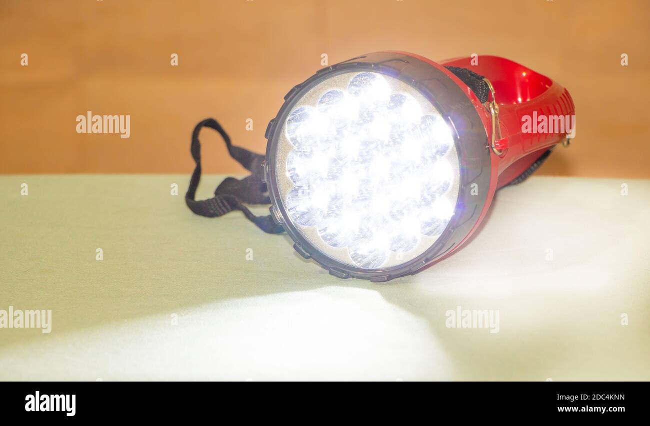 Une lampe de poche rouge à fond blanc Banque D'Images