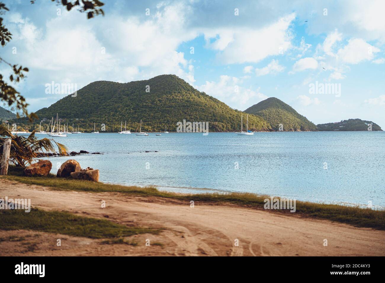 Vue sur l'océan et la montagne depuis une route de terre à Sainte-Lucie Banque D'Images