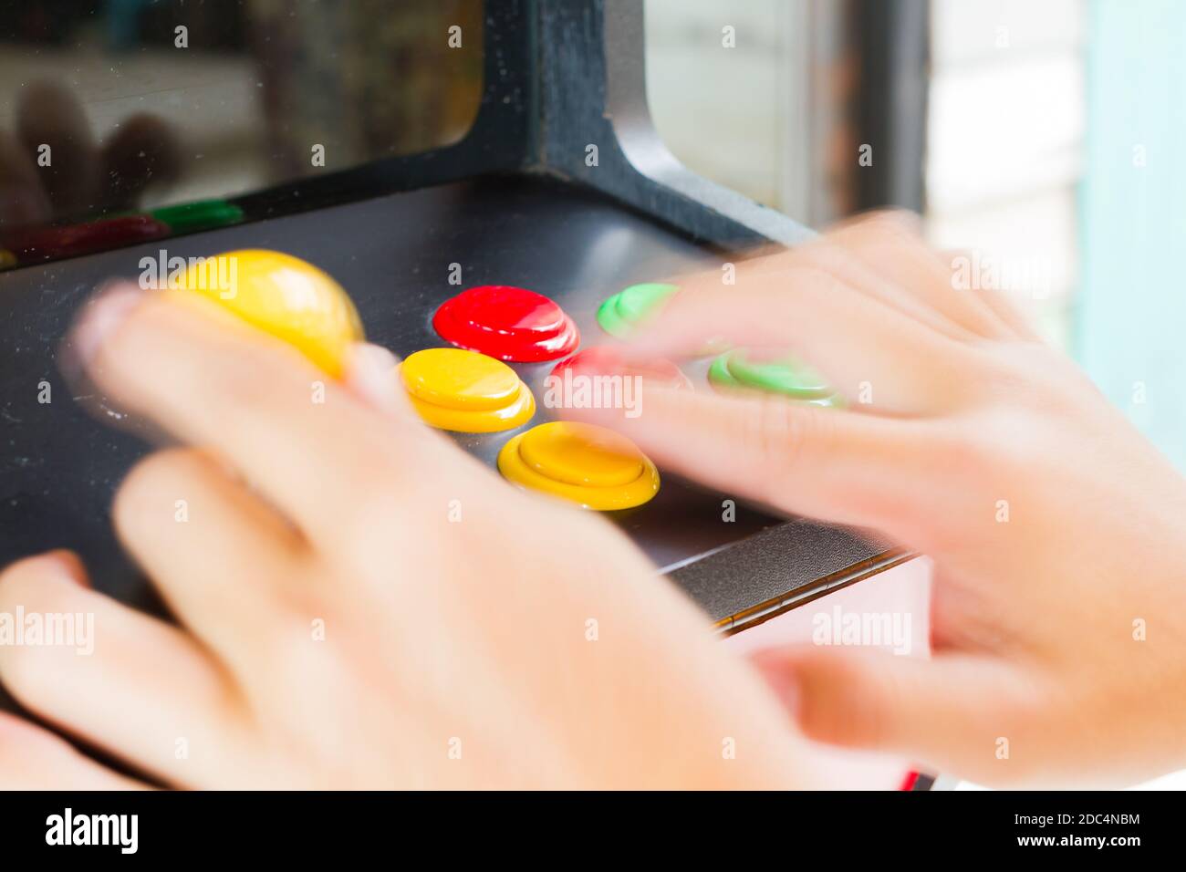 les mains mobiles jouent à un vieux jeu vidéo d'arcade Banque D'Images