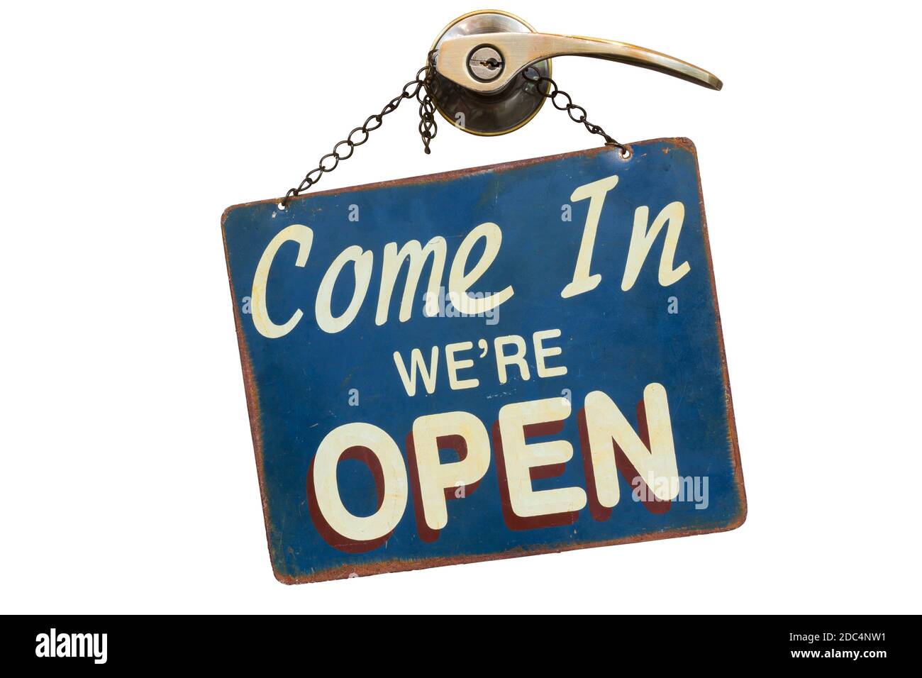 La vieille plaque de métal rouillé avec le mot viennent dans nous sommes ouverts haning sur un bouton et une poignée de porte isolée sur blanc arrière-plan Banque D'Images