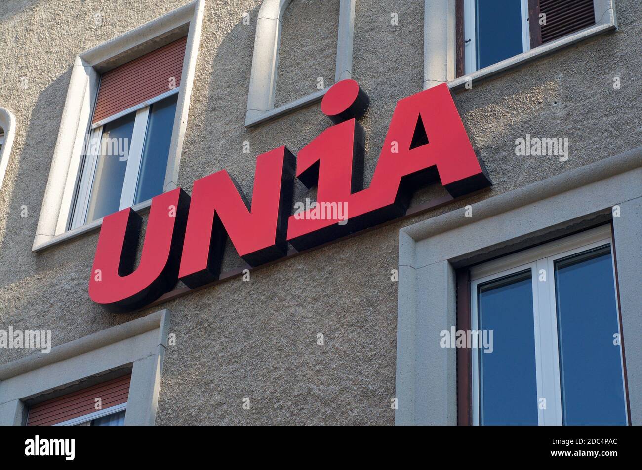 Lugano, Suisse - 11 novembre 2020 : signe d'Unia un syndicat suisse suspendu dans le bâtiment de bureau de Manno. Unia est le plus grand membre de Banque D'Images