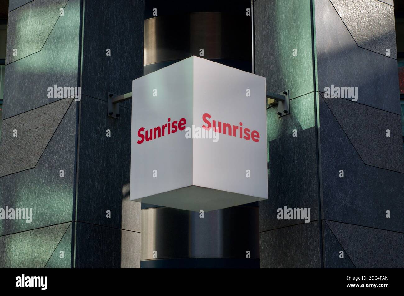 Lugano, Suisse - 11 novembre 2020 : panneau de communication Sunrise haning devant un magasin de Lugano. Sunrise est la deuxième plus grande Télécommunii Banque D'Images