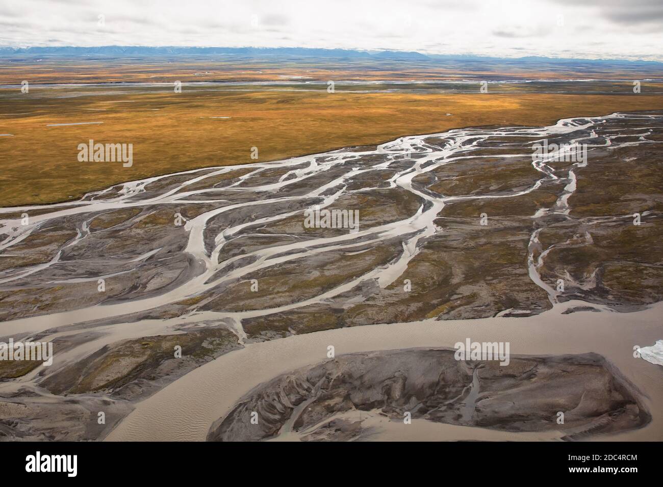 Vue aérienne d'une vallée fluviale glaciaire et de la chaîne Brooks à la réserve naturelle nationale de l'Arctique, dans le nord-est de l'Alaska. La réserve naturelle reculée de l'Arctique couvre environ 19.64 millions d'hectares de terres et est la plus grande réserve sauvage des États-Unis. Banque D'Images