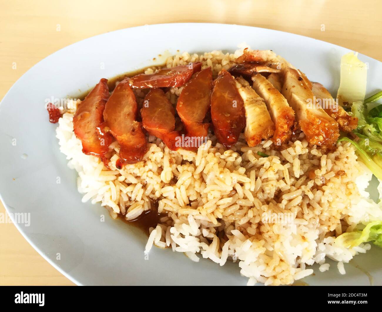 gros plan de porc rouge rôti avec sauce douce sur du riz vapeur Banque D'Images
