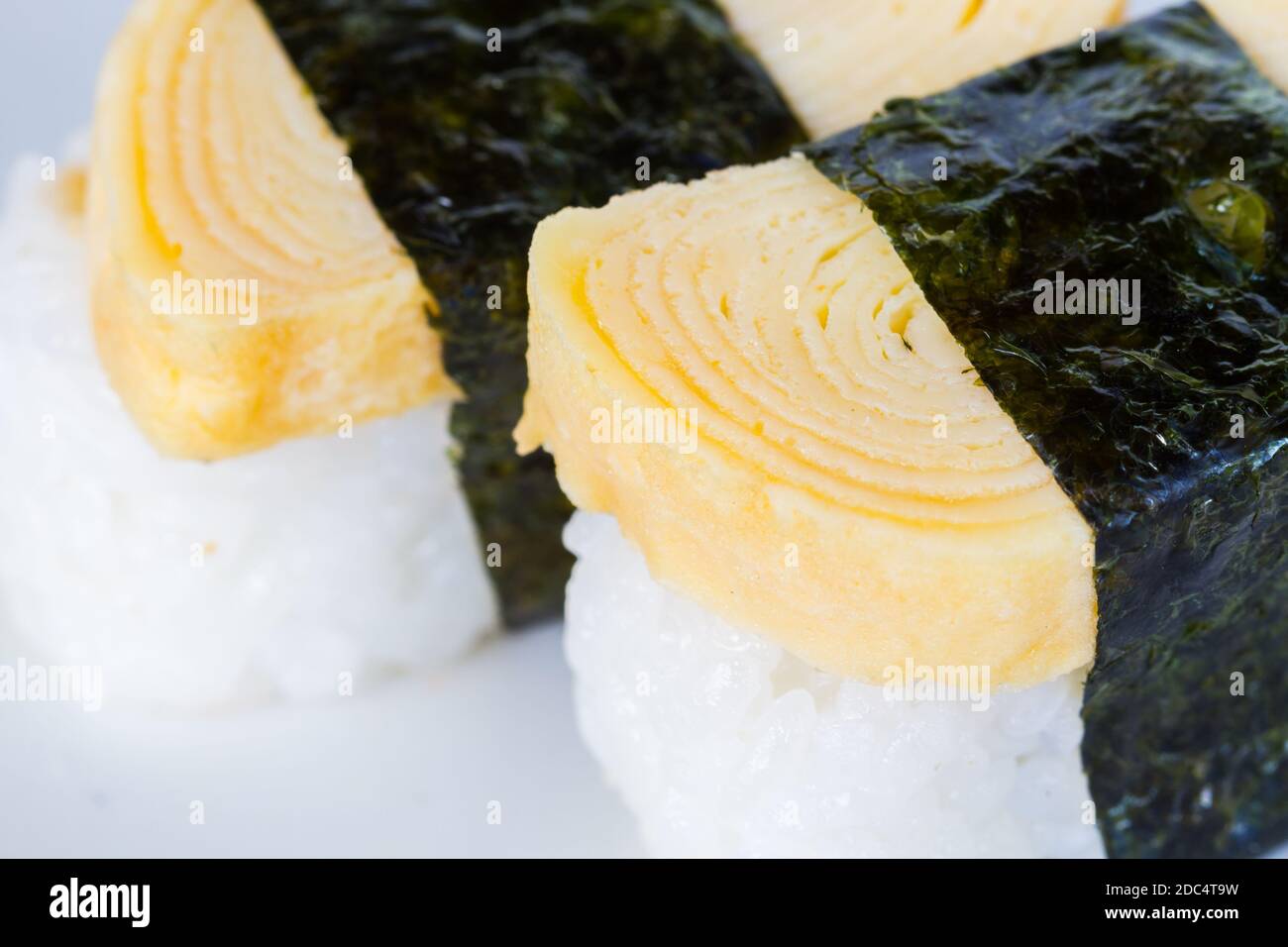 gros plan sur les sushis aux œufs de tamako, en mettant l'accent sur les œufs en rouleau Banque D'Images