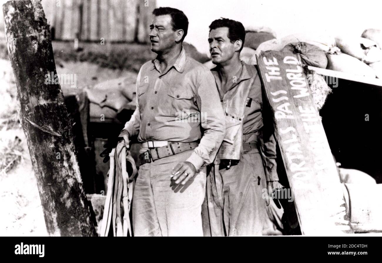 DATE DE SORTIE: 28 août 1951 TITRE: Flying Leathernecks STUDIO: RKO radio Pictures DIRECTEUR: Nicholas Ray PARCELLE: En tant que nouveau commandant d'un escadron de pilotes de Marine, le Maj Daniel Kirby (John Wayne), un leader sévère et stern, ne peut pas croire le manque de discipline exposé par les soldats. Alors que les hommes résistent à la dure adhésion de Kirby aux ordres, le capitaine Carl Griffin (Robert Ryan) dirige leur cause pour un environnement plus détendu. Mais en poussant ses hommes au-delà de leurs limites, Kirby les transforme lentement en guerriers prêts à la bataille, les obligeant tous à faire des sacrifices en cours de route. EN ÉTOILE : Banque D'Images