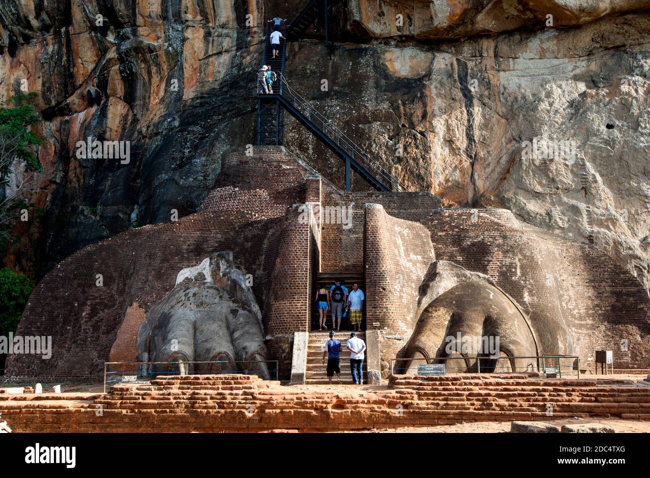 La dernière ascension jusqu'au sommet de la forteresse de Sigiriya Rock au Sri Lanka passe de la plate-forme du lion à travers l'énorme pierre sculptée des mâchoires du Lion. Banque D'Images